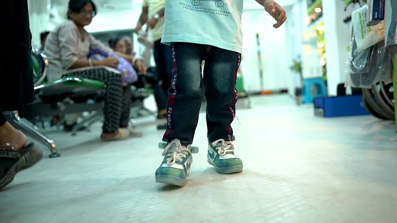 Child walking in the CuraFoot clinic