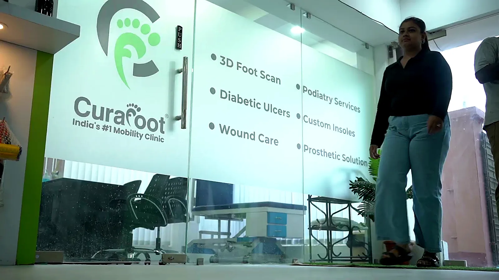 CuraFoot clinic entrance listing 3D foot scan, diabetic ulcers, wound care and custom insoles