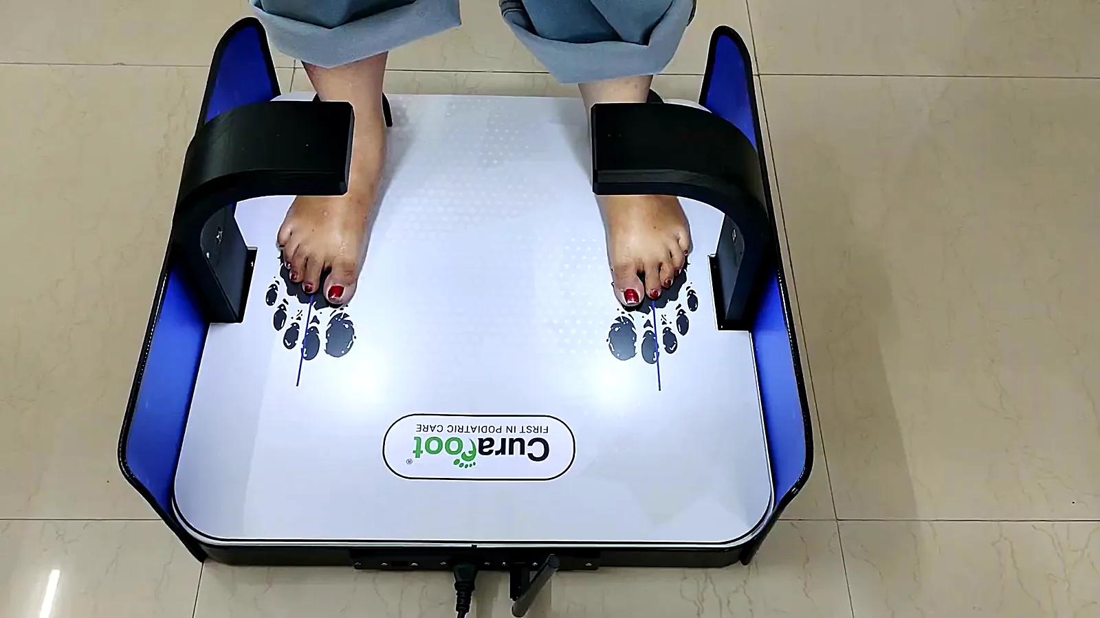 Patient standing on the CuraFoot foot scanner